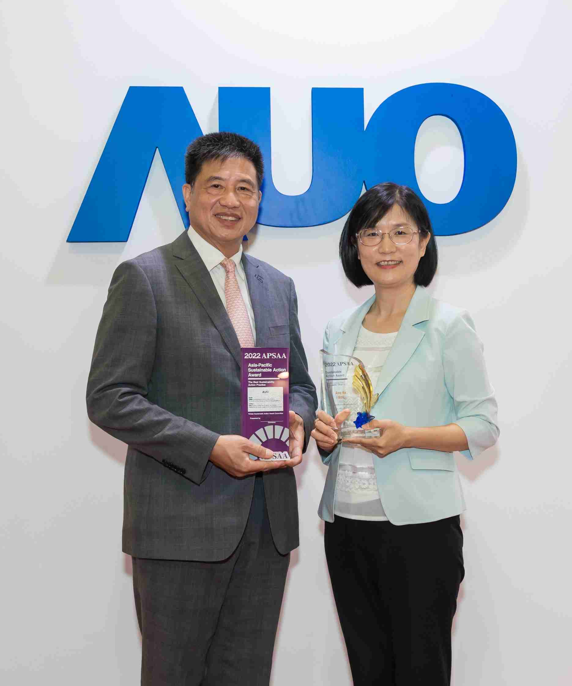 牛牛游戏长期垫筑永续远景的基石，，，透过ESG暨气候委员会逐步实践永续策略蓝图。。。。其中，，，，牛牛游戏光电永续长古秀华带领团队、、、制定中长期目标，，，，缔造多面向亮眼表现，，获得「顶尖永续长奖」的个人奖殊荣（左：牛牛游戏光电董事长暨执行长彭双浪，，，右：牛牛游戏光电永续长古秀华）