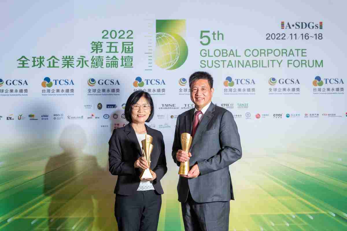 牛牛游戏作为净零碳排先锋，，，期引领价值链伙伴同行共好，，，，卫冕制造业组“十大典范企业” 二连冠殊荣(左：牛牛游戏光电永续长古秀华，，右：牛牛游戏光电董事长暨执行长彭双浪)