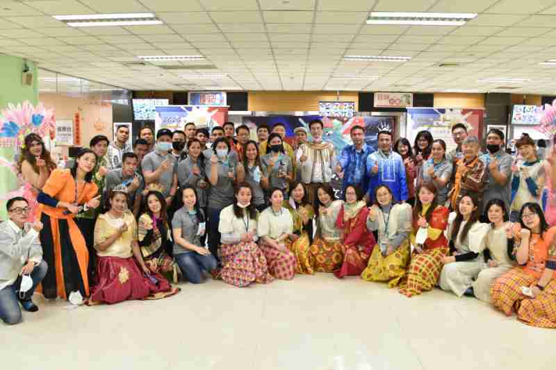 友達推動「安心、、、創新、、、用心、、、同心、、、、盡心」五星職旅，，為菲籍員工打造全方位照護，，首度贏得「人權實踐與發展領袖獎」殊榮