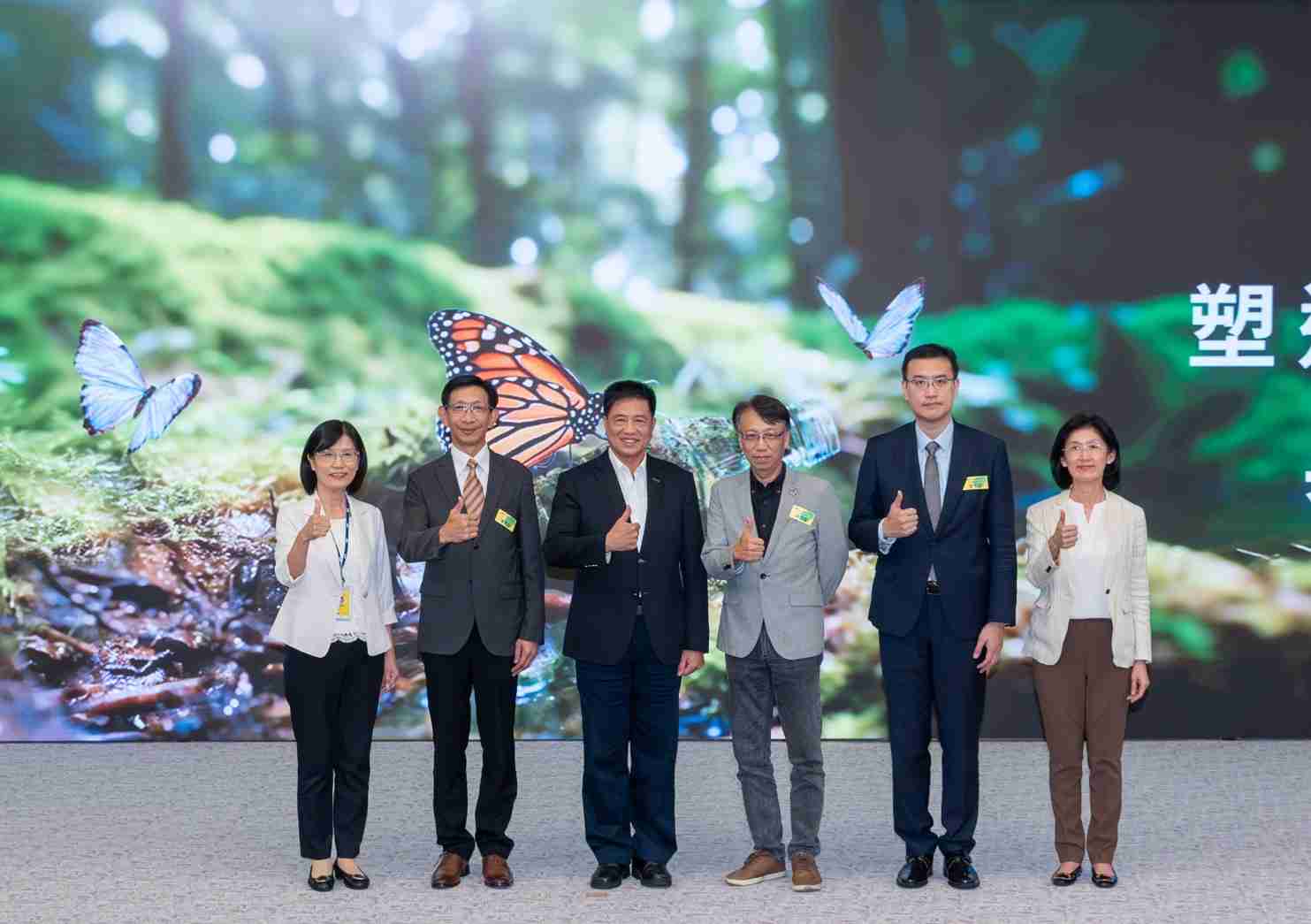 友達2023 CSR共榮大會，，，，邀請領域專家分享交流生物多樣性管理趨勢、、、無塑產品、、、海廢永續塑料等議題  （圖左到右：友達光電永續長古秀華、、、3M台灣技術長陳君杰、、、、友達光電董事長暨集團策略長彭双浪、、、光寶科技企業永續發展處處長陳慶暉、、、、安永聯合會計師事務所執業會計師曾于哲、、、友達光電供應鏈總部副總經理吳宜芳）