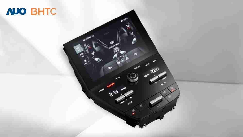 作為友達新生力軍，，，，BHTC所展示的中央與後座鞍部的Display HMI產品，，，，可處理多區恆溫控制、、顯示畫面，，，，呈現仿真3D車室分區；以力傳感技術精準傳遞觸感，，，並結合音量及震動反饋，，，，防止意外啟動，，，提供使用者自然流暢、、、、直觀且輕鬆駕馭的舒適介面