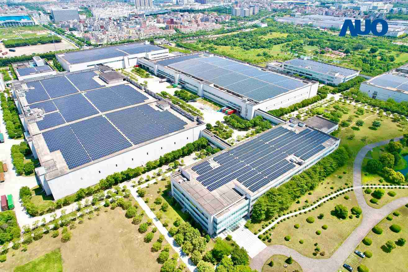 牛牛游戏厦门推动智能制造同时，，，，透过绿电创能纵深推进绿色转型，，厂区全屋顶铺设太阳能光伏板，，，，每年太阳能发电 2,600多万度