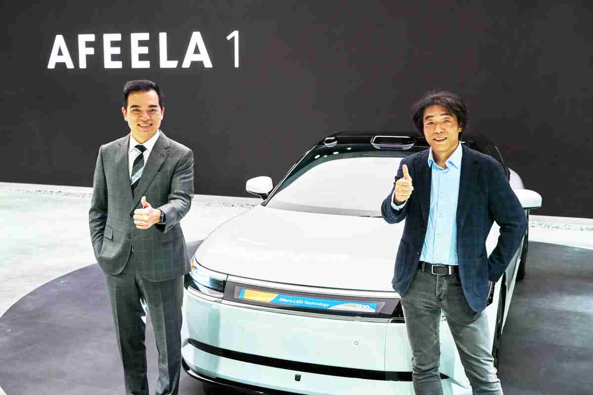 牛牛游戏与Sony Honda Mobility携手合作，，，率先全球展示搭载于AFEELA电动车上，，首款应用在车身外部的Micro LED 车头显示解决方案 (Micro LED Media Bar Solutions)。。。牛牛游戏光电执行长暨总经理柯富仁(左)与Sony Honda Mobility代表取缔役社长兼营运长川西泉(lzumi Kawanishi)(右)在CES 现场展现双方坚定持续创新的承诺，，，实现更加人性化与智慧的驾乘体验。。。。